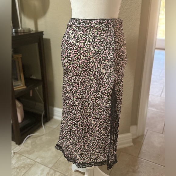 EUC H&M Floral black Lace Maxi Skirt SZ 6 waist flat 14” length 34” - Picture 1 of 5
